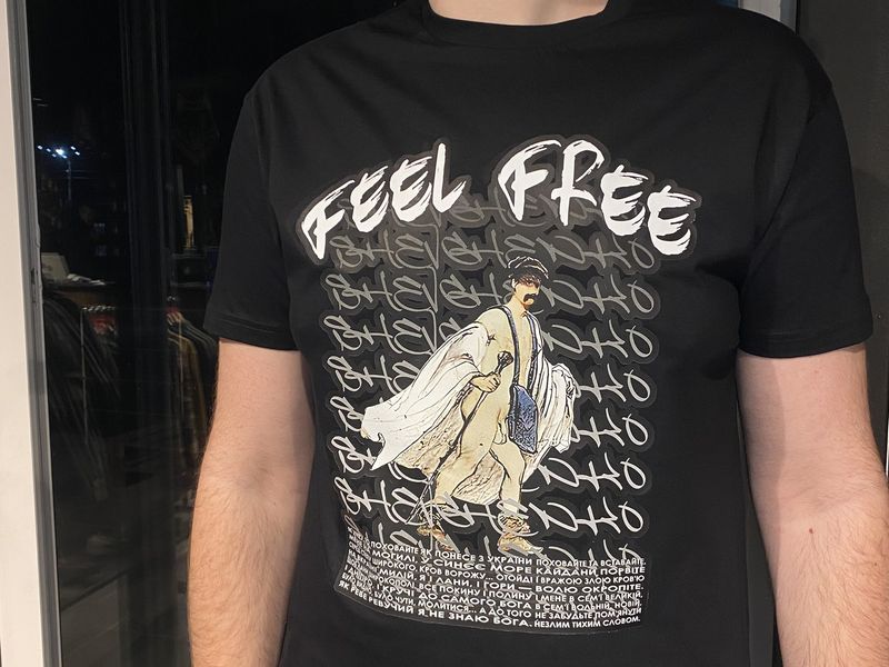 Чорна футболка з повноколірним друком Feel Free
