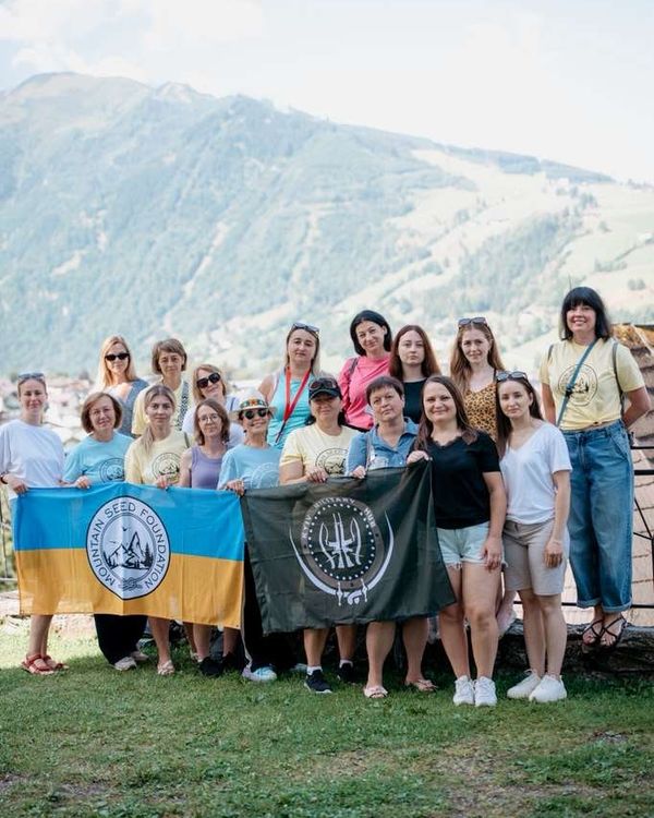 Група учасниць заходу Mountain Seed Foundation з прапорами