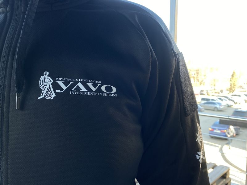 Чорне худі з логотипом Yavo Investments