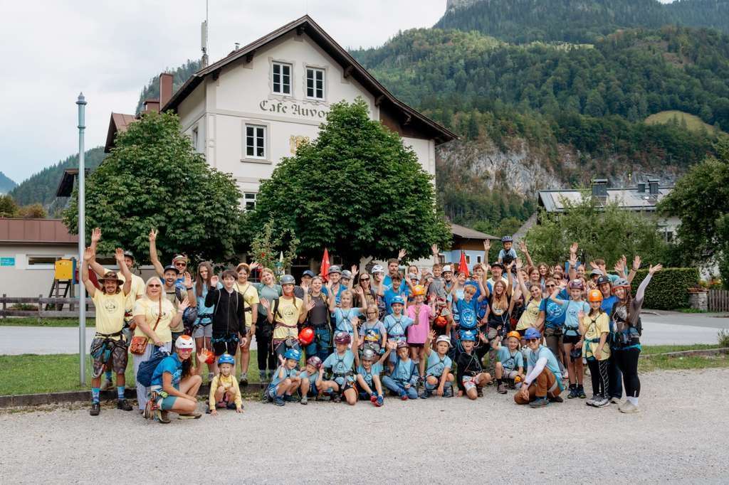 Загальне фото учасників заходу Mountain Seed Foundation у футболках з друком