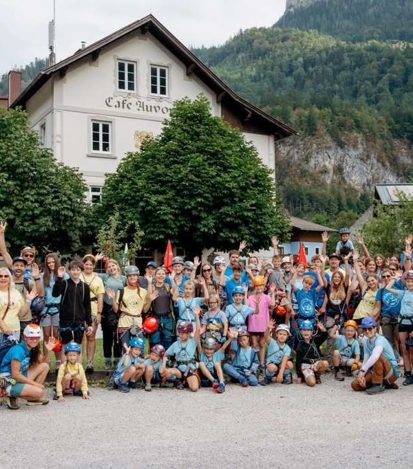 Загальне фото учасників заходу Mountain Seed Foundation у футболках з друком